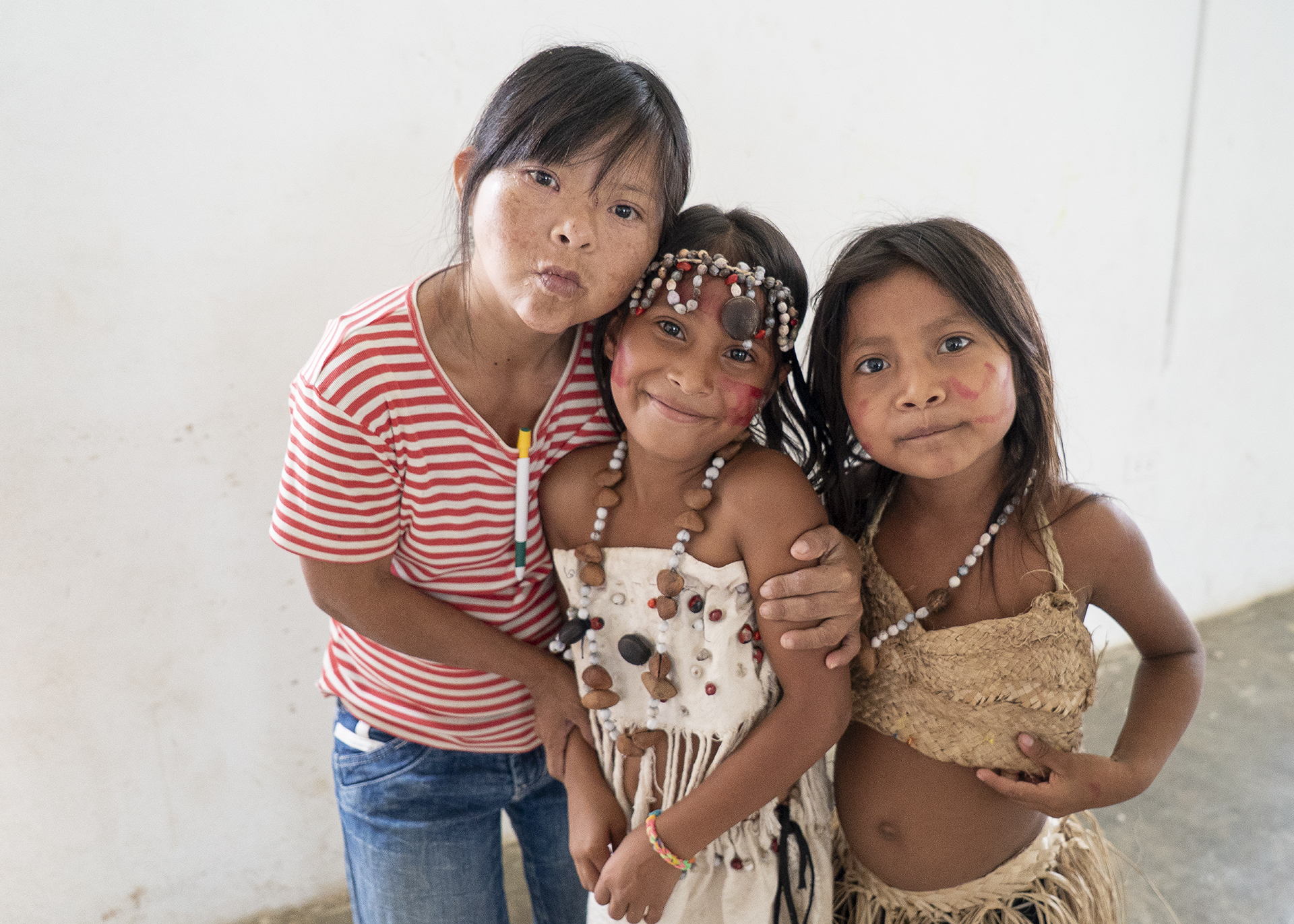Tres niñas y un abrazo